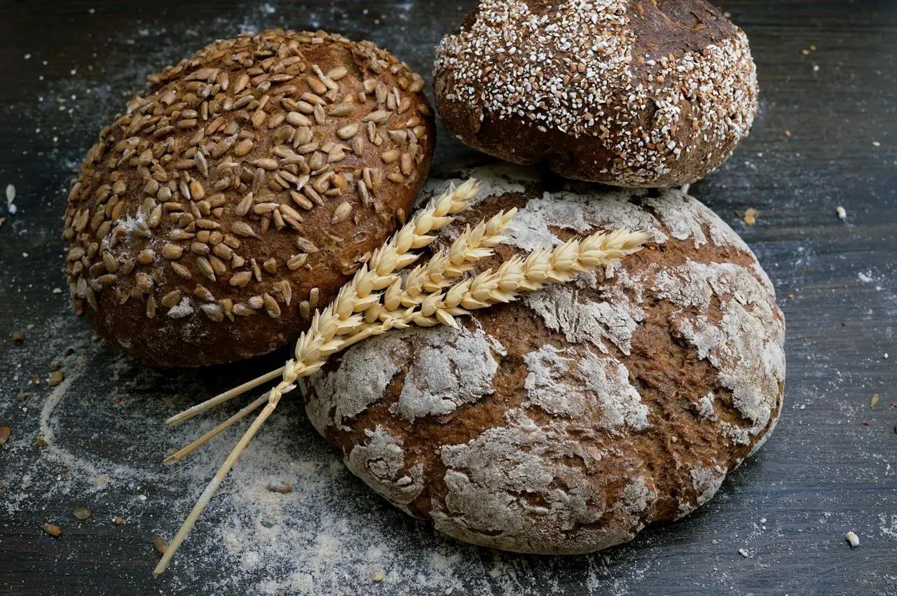 Frisch gebackene Brote mit Weizenähren