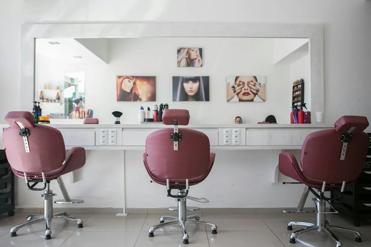 Friseursalon mit Frisierstühlen und Spiegeln