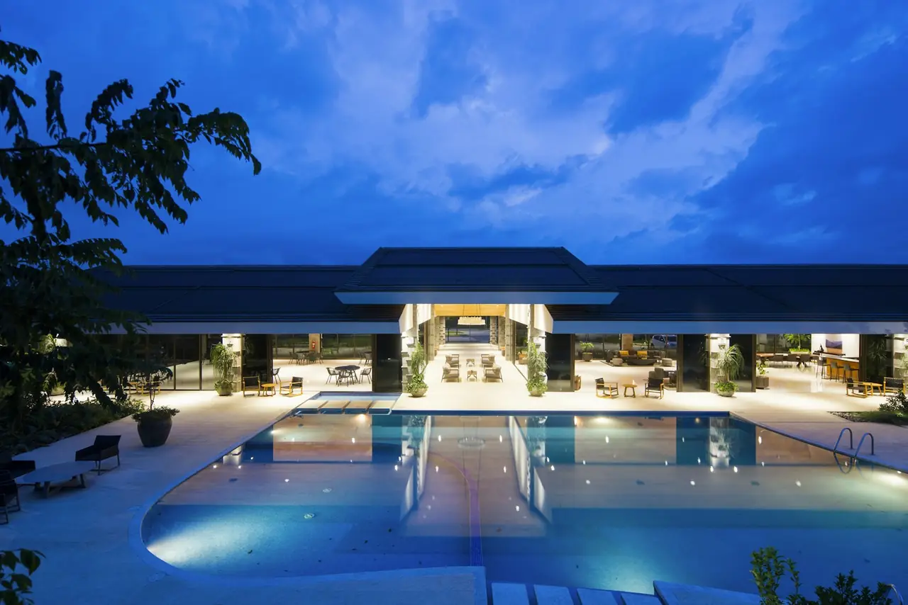 Modernes Hotel am Abend