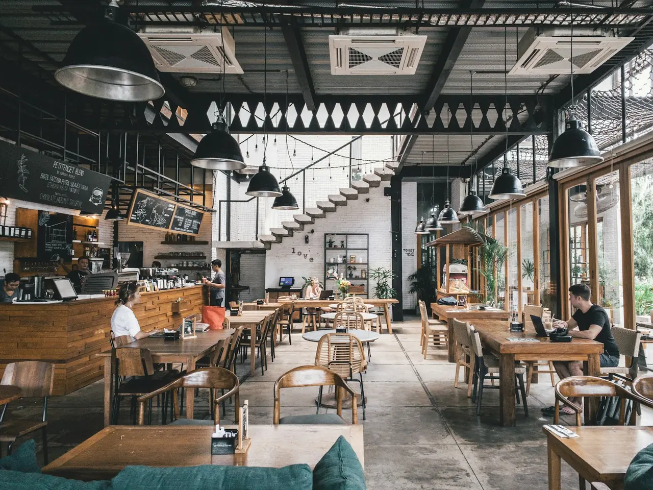 Café-Innenraum mit Holztischen – Symbolbild für Gastronomie in Köln