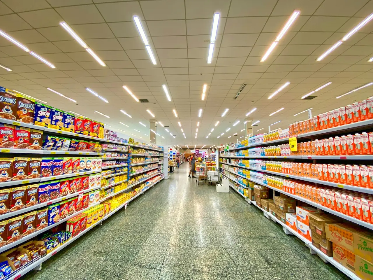 Supermarkt-Gang mit gefüllten Regalen